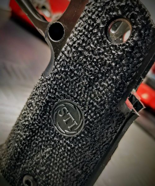 STI 2011 Grip con undercut, radius anteriore e stippling.