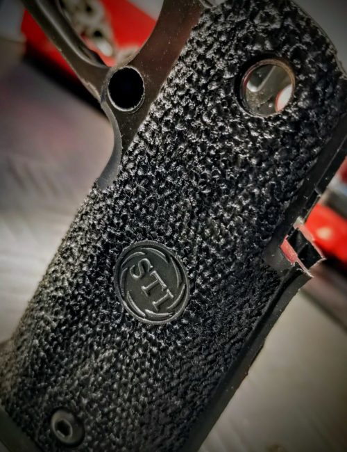 STI 2011 Grip con undercut, radius anteriore e stippling.