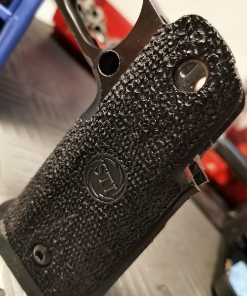 STI 2011 Grip con undercut, radius anteriore e stippling.